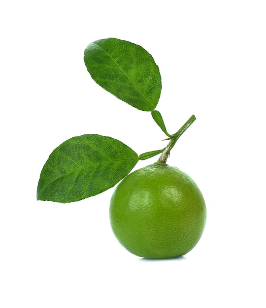 Limoenen Geïsoleerd met blad op witte achtergrond