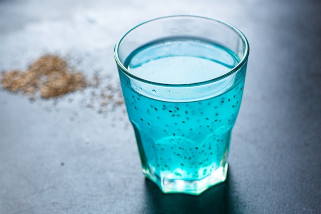 limonade chiazaad drankje blauwe bessensmaak in transparant glas bosbes