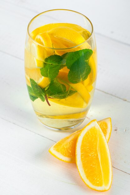 Limonade. Drink met verse citroenen.