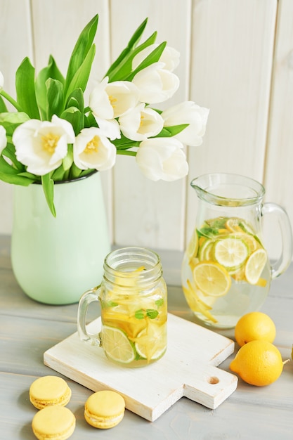 Limonade en tulpenbloemen