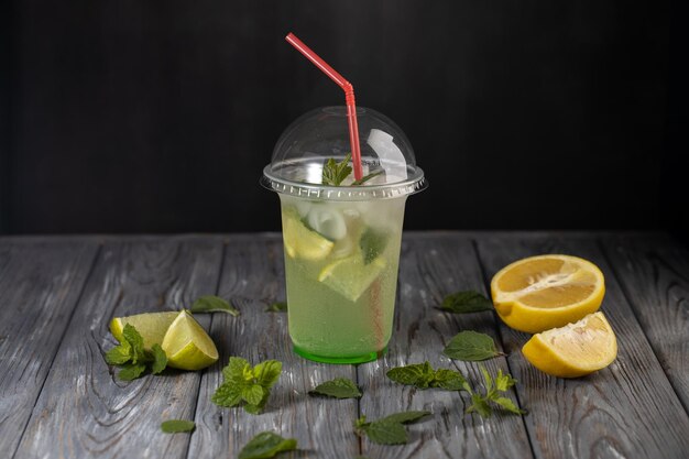 Limonade in een plastic bekerNiet-alcoholische drank met citroen en munt