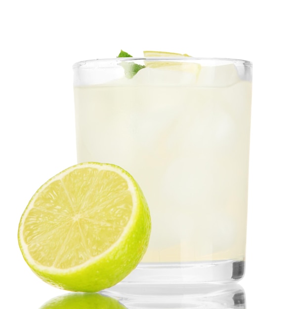 Limonade in glas geïsoleerd op wit