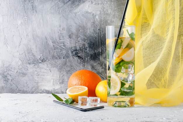 Foto limonade in glas met ijs en munt