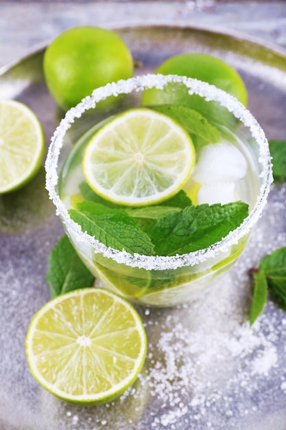 Limonade in glas op dienbladclose-up