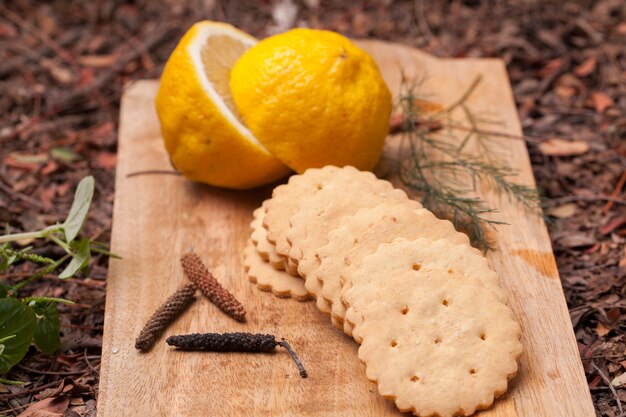 Limonade koekjes cookies op houten snijplank