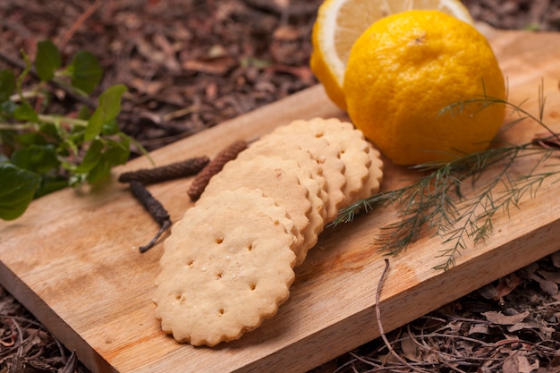 Limonade koekjes cookies op houten snijplank