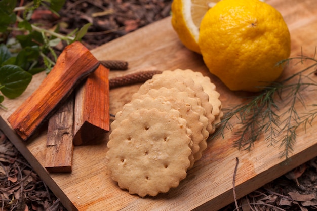 Limonade koekjes cookies op houten snijplank