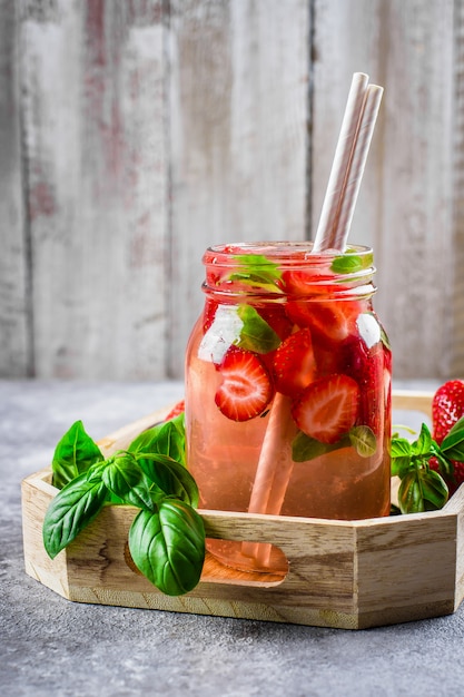 Limonade met aardbei en basilicum in glazen pot