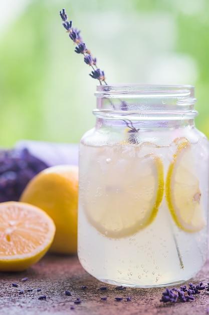 Limonade met citroenen en lavendel