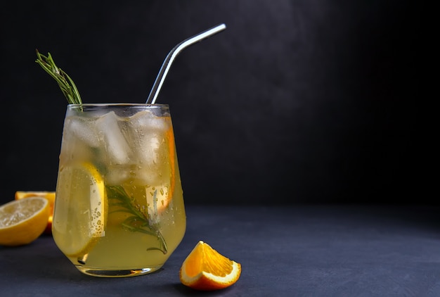 Limonade met sinaasappel en ijs