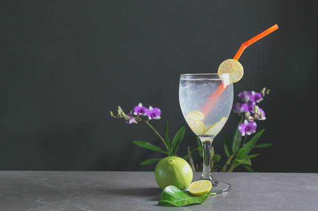 Limonade op donkere achtergrond. limonade met verse citroen op tafel met kopie ruimte.