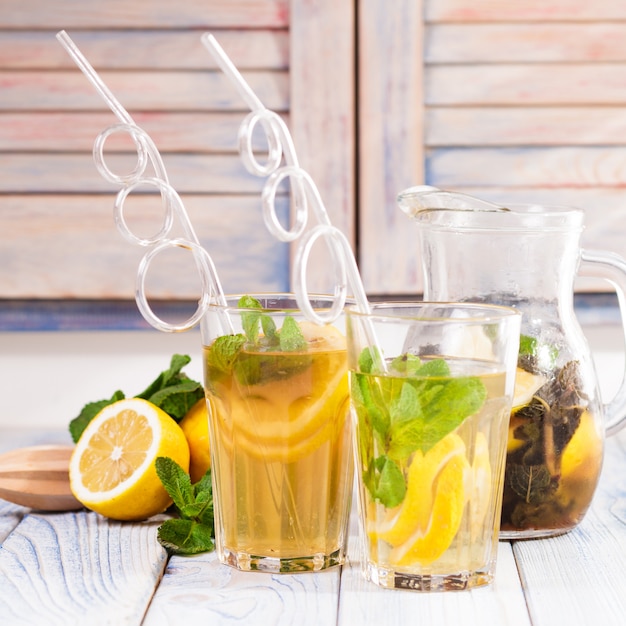 Limonade op tafel in de keuken