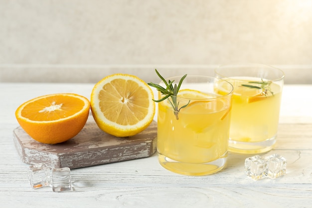 Limonade van citroenen en sinaasappels op tafel