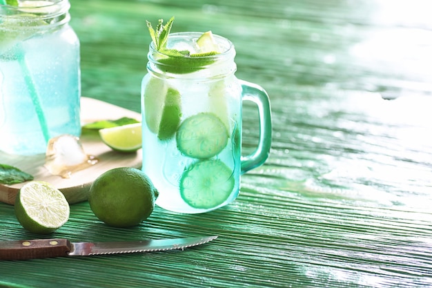 Limonade van limoen en munt in een glazen pot op tafel