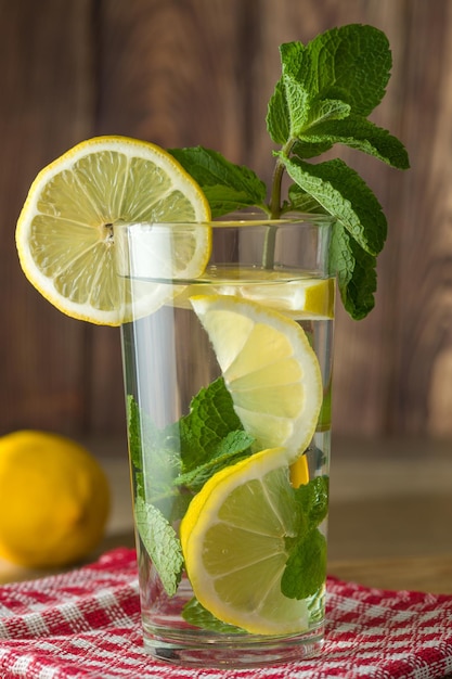 Foto limonade vers met schijfjes citroen en muntblaadjes in glas