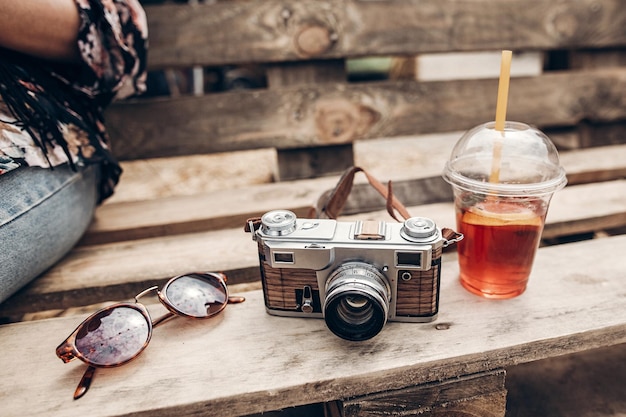Foto limonade zonnebrillen camera op houten achtergrond op zomer straatvoedsel festival ruimte voor tekst zomer reizen reislust concept hallo zomer hipster set