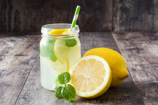 Limonadedrank in een kruikglas op hout