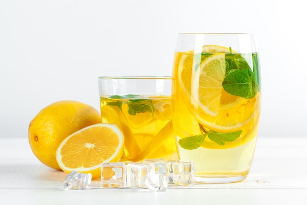 Limonadedrank met verse citroenen