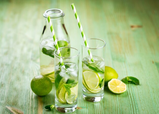 Limonadedrank op een houten lijst