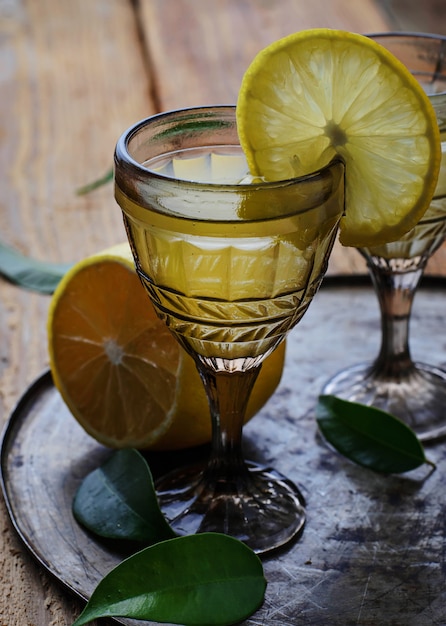 Limoncello, italiaanse likeur met citroenen