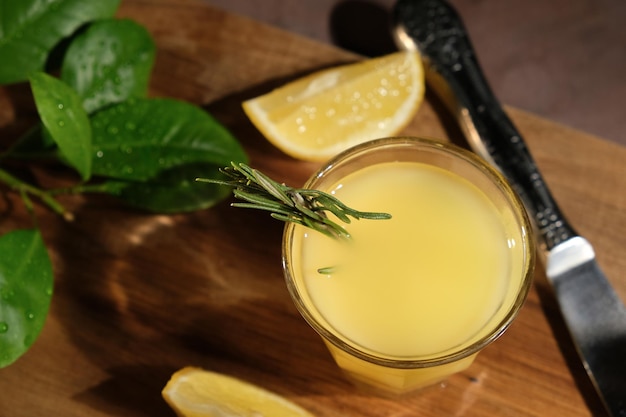 Limoncello bevanda alcolica italiana al limone