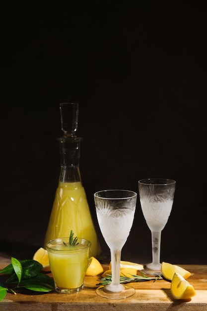 Foto limoncello bevanda alcolica italiana al limone