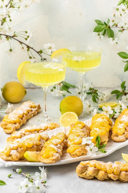 Photo limoncello traditional italian homemade alcoholic drink in glass with pieces of lemon sweet italian lemon liqueur vertical image top view place for text