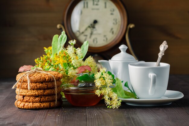 写真 リンデンの花、漢方薬、健康的なリンデンティーのカップ