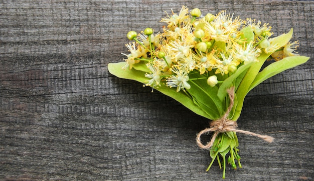 テーブルの上のリンデンの花