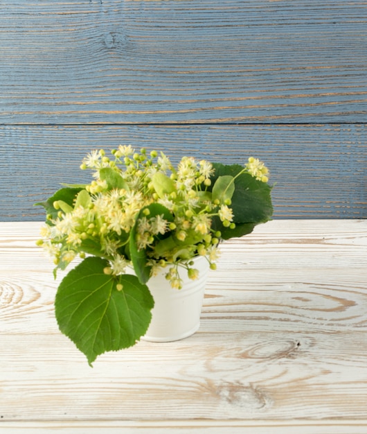 木製の背景にリンデンの花。