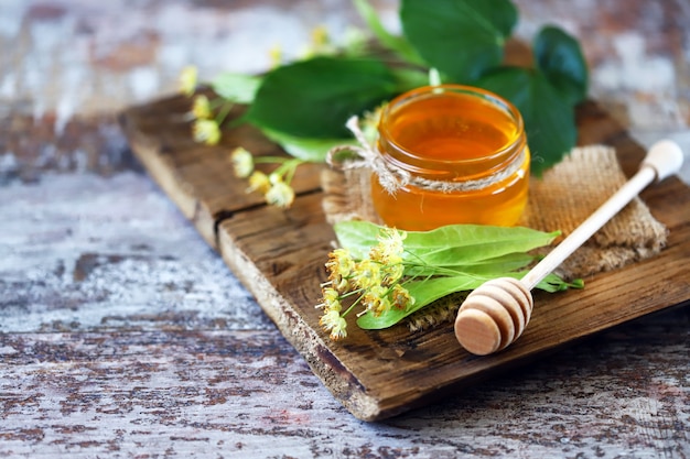 Photo linden summer honey in a jar