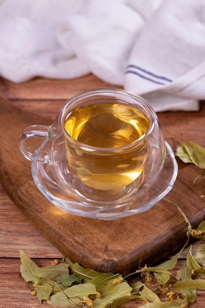 Фото Липовый чай липовый чай на деревянном полу концепция травяного чая здоровые напитки крупным планом