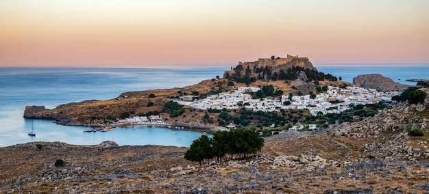 Акрополь Линдоса на холме над старым городом на острове Родос в Греции