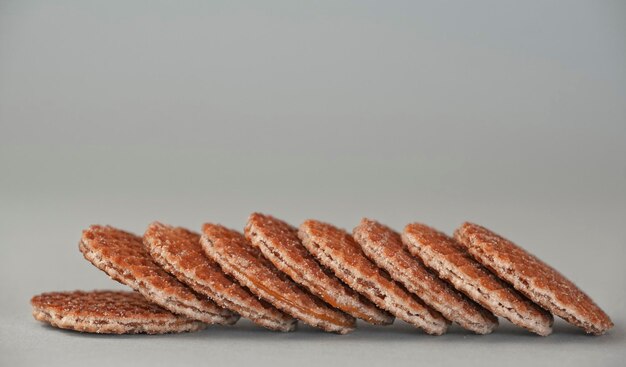 Foto una linea di stroopwafel olandesi su uno sfondo bianco semplice