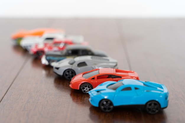 さまざまな色のおもちゃの車のラインレース競争コレクションの概念