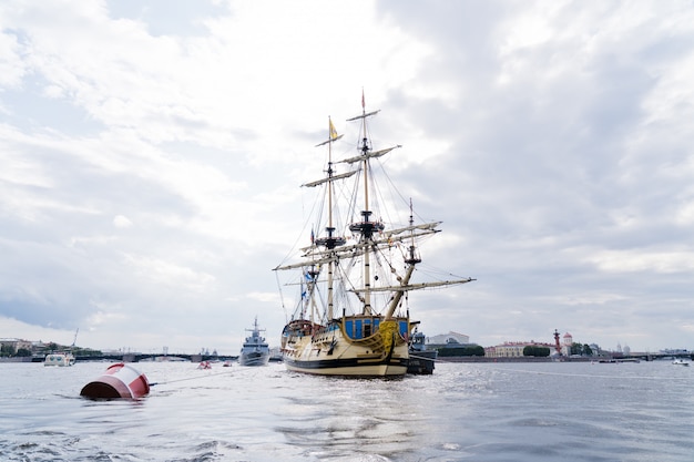 Lineair fregat Poltava aan de rivier de Neva, het stadscentrum.