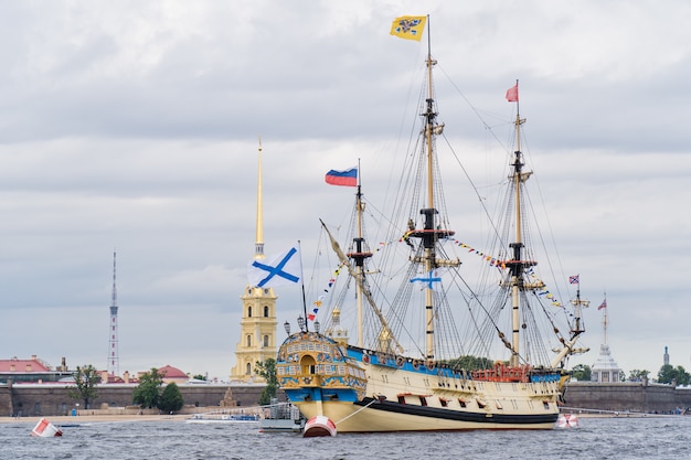 Lineair fregat Poltava aan de rivier de Neva, het stadscentrum.