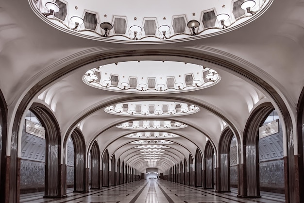 Lineair perspectief symmetrische weergave van Moskou metrostation Mayakovskaya met bogen en ronde lampen