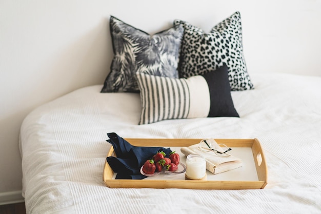 사진 가정 장식이 있는 흰색 침대에 린넨 베개 집 침대에 있는 정물 세부 정보 아늑한 집 스위트 홈