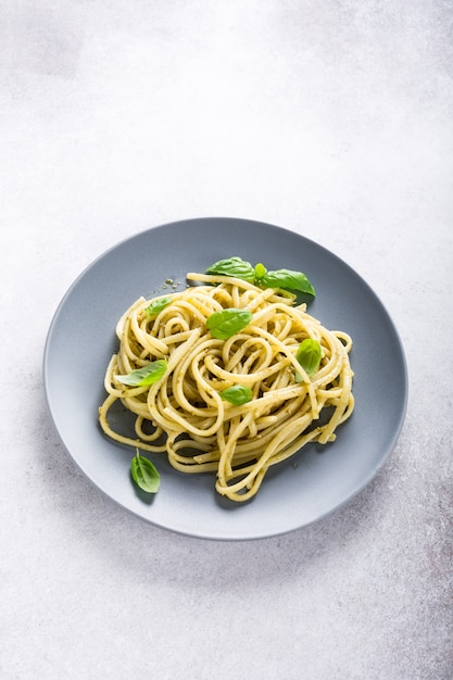 Linguine met groene pesto