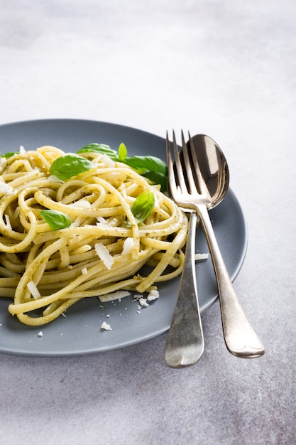 Linguine met groene pesto