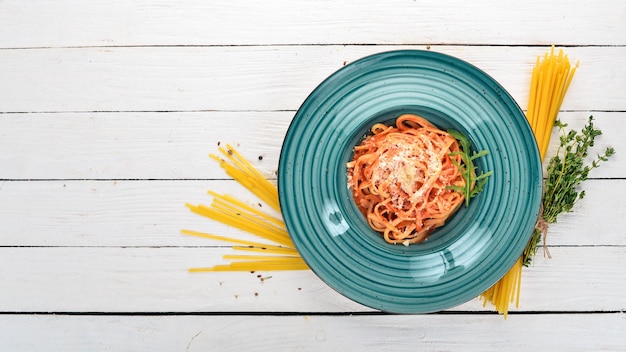 Linguine Pasta met tomaten Op een houten ondergrond Italiaanse keuken Bovenaanzicht Kopieer de ruimte