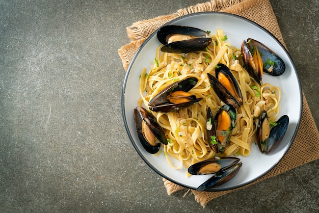 linguine spaghetti pasta vongole white wine sauce - Italian seafood pasta with clams and mussels