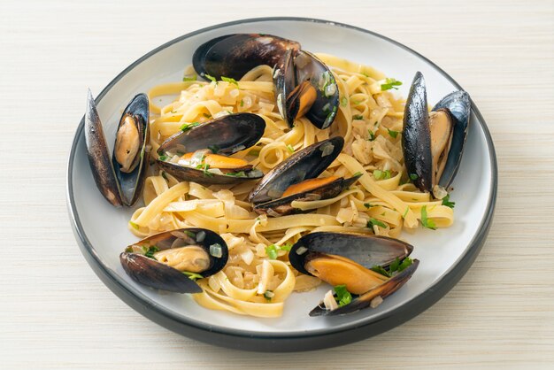 linguine spaghetti pasta vongole white wine sauce - Italian seafood pasta with clams and mussels