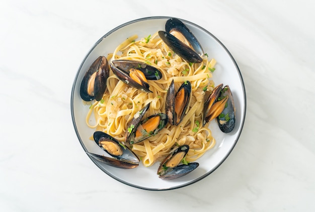 linguine spaghetti pasta vongole white wine sauce - Italian seafood pasta with clams and mussels