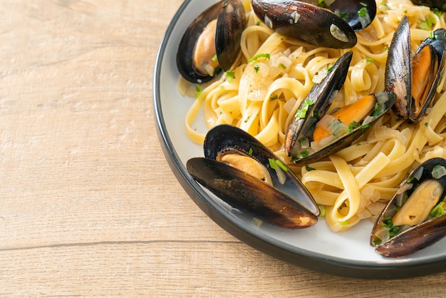 linguine spaghetti pasta vongole white wine sauce - Italian seafood pasta with clams and mussels