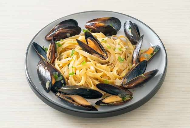 linguine spaghetti pasta vongole white wine sauce - Italian seafood pasta with clams and mussels