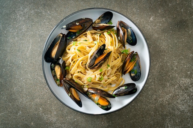 linguine spaghetti pasta vongole white wine sauce - Italian seafood pasta with clams and mussels