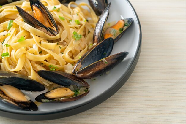 linguine spaghetti pasta vongole white wine sauce - Italian seafood pasta with clams and mussels