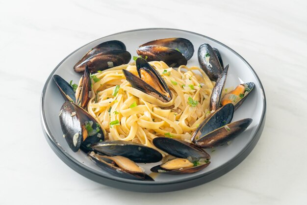 linguine spaghetti pasta vongole white wine sauce - Italian seafood pasta with clams and mussels